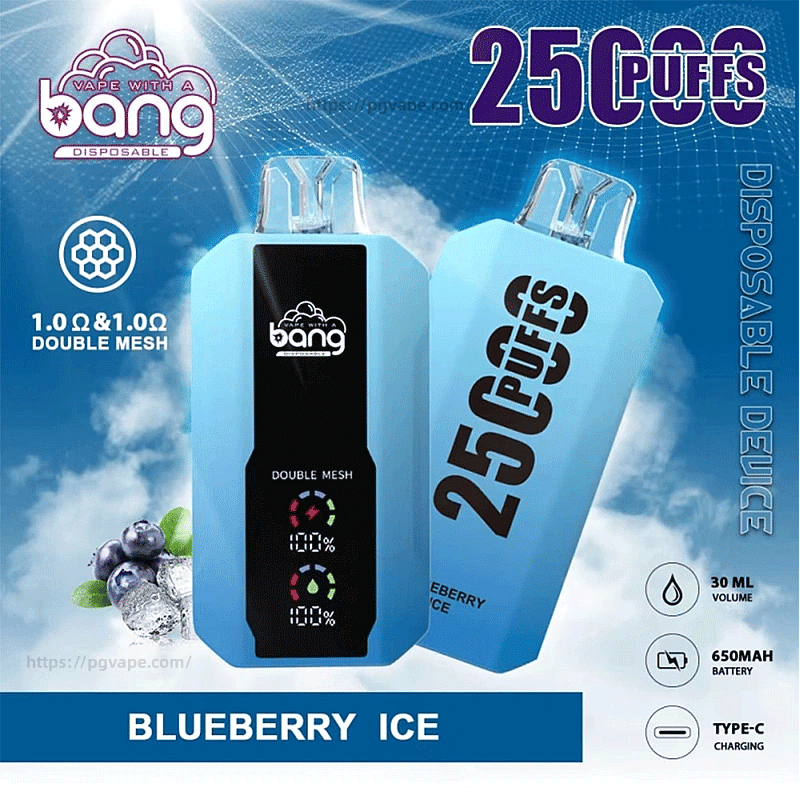 Blueberry Ice Bang 使い捨て電子タバコのパッケージには、2 つの水色のデバイスが表示されています。1 つはダブル メッシュとバッテリー インジケーターとラベルが貼られた黒いディスプレイが正面を向いており、もう 1 つは大きな「25 PUFFS」のテキストを表示する斜めのデバイスで、ブルーベリーと氷が描かれた青い曇りの背景に設定されており、1.0Ω ダブル メッシュ、容量 30 mL、650 mAh バッテリー、Type-C 充電を示すアイコンが表示されています。.