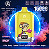 黄色の UZY Bang Digital 使い捨て電子タバコ デバイスは、泡を吹くカラフルな漫画のサルを特徴とし、ピーチ マンゴー パイナップルと 15,000 パフのラベルが付いており、ネオン リングと渦巻く色の煙の背景に 99% デジタル バッテリー ディスプレイが付いています。.