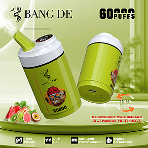 ライムグリーンの「BANG DE」使い捨てベイプキャニスター 2 つには、60,000 パフとラベルが貼られ、斜めに表示されています。1 つはマウスピースとデジタルトップディスプレイを備え、もう 1 つは USB ポートを示しています。フルーツの画像 (イチゴ、スイカ、キウイ、パッション フルーツ、グアバ) と 3 つのフレーバー、デュアル コイル、インテリジェント パワー インジケーター、デジタル オイル インジケーターを示すアイコンとともに表示されます。.