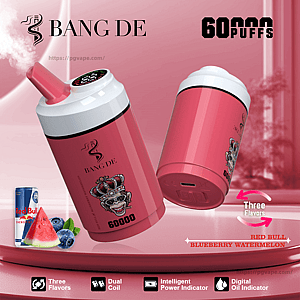 60000 パフとラベルが貼られたピンクの Bang De 使い捨てベイプ デバイス 2 台。蒸気を放出するデバイスの 1 つは、マウスピースとデジタル インジケーターが付いた缶のように示されており、レッドブル、スイカ、ブルーベリーのフレーバーを示すレッドブル缶、スイカのスライス、ブルーベリーと、デュアル コイル、インテリジェント パワー、デジタル オイル インジケーターの 3 つのフレーバーを表す小さなアイコンが付属しています。.