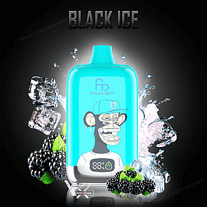野球帽をかぶったサルの漫画とデジタルバッテリーインジケーターが特徴のターコイズブルーの長方形の電子タバコデバイス。暗いグラデーションの背景に「BLACK ICE」という見出しがあり、飛び散る氷、ブラックベリー、ミントの葉に囲まれています。.