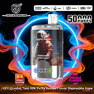 Rechteckiger UZY Crystal Twin 50K Einweg-Vaporizer mit Astronauten-Motiv und kleiner Digitalanzeige, vor wirbelndem blauem und orangefarbenem Neonrauch und beschriftet