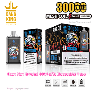 Vape usa e getta Black Bang King e scatole per la vendita al dettaglio abbinate con un logo stilizzato dell'aquila, etichettato Aloe Grape e contrassegnato in modo visibile con un numero di sbuffi e specifiche tra cui bobina a rete, ricarica di tipo C e batteria da 650 mAh, con un'etichetta di avvertenza sulla nicotina.