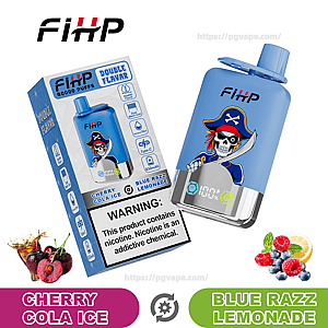 Blauw FiHP wegwerpvape-apparaat en bijpassende gekantelde doos met het opschrift “Double Flavour” met piratenskelet-artwork, reclame voor de smaken Cherry Cola Ice en Blue Razz Lemonade met fruitafbeeldingen, een nicotinewaarschuwingslabel en pictogrammen voor 40.000 trekjes, Type-C opladen en 850mAh op een witte achtergrond