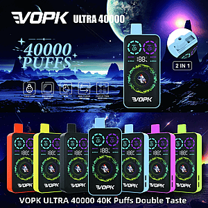 Pubblicità di VOPK Ultra 40000 che mostra una fila di dispositivi di vaporizzazione rettangolari colorati con display digitali circolari luminosi e bocchini di vari colori, testo in grassetto '40000 PUFFS' e 'VOPK ULTRA 40000' su uno sfondo di paesaggio spaziale fantascientifico e un primo piano del bocchino 2‑in‑1.