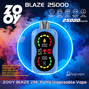 中央の全画面カラフルなディスプレイを備えた青い ZOOY Blaze 25000 使い捨て電子タバコを特徴とする明るい広告、輝く青いリングと赤/青の蒸気の背景、全画面表示用のアイコン、ダブル メッシュ コイル、Type-C 充電、調整可能なエアフローと出力、および 25,000 パフを強調表示するテキスト。.