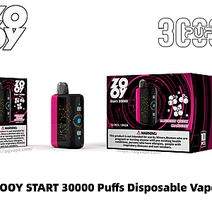 黒とピンクの ZOOY Stars 30000 使い捨て電子タバコ デバイスは、単一の小売ボックスと大きめの 10 パック入りカートンとともに示されており、両方ともピンクの円形の渦巻きグラフィック、フレーバー テキスト ブルーベリー チェリー クランベリー、目に見える警告ラベルとブランド ロゴが特徴です。.