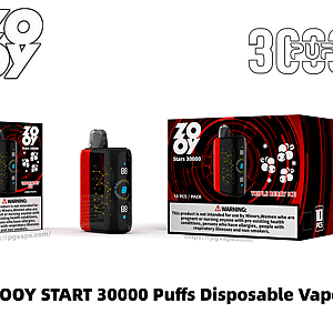 黒と赤の ZOOY Stars 30000 使い捨て電子タバコ デバイス。シングル パックの箱と、トリプル ベリー アイスと 30,000 パフのラベルが付いた大きな 10 パックの小売箱の間にデジタル ディスプレイが表示され、ブランド ロゴと目に見える健康上の警告が表示されます。.