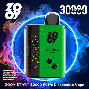 イチゴのアイコンが付いた「STRAWBERRY KIWI」とラベルが貼られた緑と黒の長方形の ZOOY 使い捨て電子タバコ デバイスが、赤と青の煙に囲まれた輝く青いネオン リングの内側に中央に配置され、様式化された 30,000 パフの謳い文句が表示されている広告。.