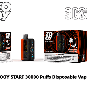 ZOOY Start 30000 パフの使い捨て電子タバコ (小さなデジタル画面と星空のグラフィックを備えた黒とオレンジのデバイス) の 3 つの図。ストロベリー バナナ アイスの小売箱と、警告ラベルが貼られた大きな 10 パックの箱が表示されています。.