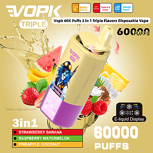 Grafika reklamowa jednorazowego vape Vopk Triple ze złoto-fioletowym urządzeniem z niebieską ilustracją maskotki, otoczona obrazami truskawek, bananów, arbuzów, malin, ananasów i kokosów oraz etykietami tekstowymi z napisami '3 w 1', '60 000 zaciągnięć' i opcjami smakowymi: Truskawkowy Banan, Malinowy Arbuz i Ananasowy Kokos.