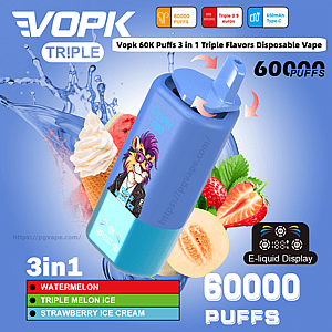 Niebieski, potrójny jednorazowy waporyzator VOPK z grafiką lwa z fioletową grzywą, pokazany jako obracający się nad rozpryskującą się wodą, owocami (arbuzem, kantalupą, truskawkami) i rożkiem z lodami, oznaczony jako 60 000 ptysiów i smaków 3 w 1 (arbuz, potrójny melon lodowy, lody truskawkowe) z ikoną wyświetlacza e-liquidu.