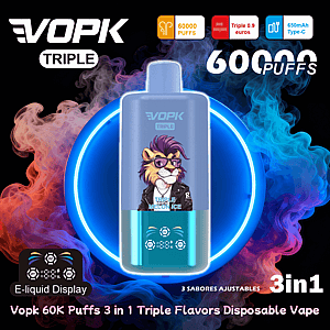Niebieski, potrójny, jednorazowy waporyzator VOPK z przodu, z rysunkowym lwem z fioletowymi włosami, okularami i skórzaną kurtką, na tle neonowego niebieskiego koła i wirującym czerwono-niebieskim dymem, oznaczony jako 60 000 zaciągnięć, z wyświetlaczem E-liquidu i brandingiem 3 w 1 o potrójnym smaku (Melon Ice).