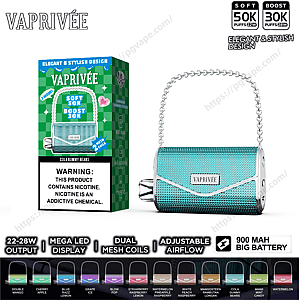 Vape VAPRIVÉE dalla texture verde acqua disegnato come una piccola pochette con manico in catena argentata ed estremità cromate accanto alla scatola verde con etichetta Soft 50K/Boost 30K e avviso di nicotina, con icone delle funzionalità e campioni di sapore sul fondo.