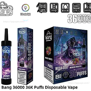 背の高い小売用スリーブと大きなディスプレイボックスを備えた黒いトップの使い捨てBang vapeデバイスの製品ショット。紫と青のファンタジーアートワーク、ミックスフルーツフレーバーラベル、メッシュコイル、850mAhバッテリー、40mLリキッド、Type-C充電、LEDカラーライト、36,000（36K）パフ表示を示すアイコンがすべて特徴です。.