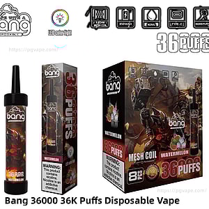 Bang 36000「36K Puffs」使い捨てスイカベープの製品ディスプレイ。マウスピース付きの黒い円筒形デバイス、細い小売スリーブ、鎧を着た戦士のアートワークとスイカの画像を特徴とする大きなカラーカートンが示されており、0.6Ωメッシュコイル、850mAhバッテリー、40mlのリキッド、Type-C充電とLEDカラーライト、目に見えるニコチン警告を示すアイコンが付いています。.