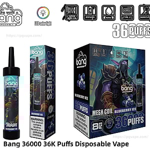 ブルーベリーアイスフレーバーの Bang 使い捨て電子タバコのパッケージと製品ディスプレイ。先端が黒い円筒形デバイス 1 つ、紫色の鎧を着たファンタジー戦士とブルーベリーが入った 2 つの小売ボックス、36,000 パフ、メッシュコイル、850mAh バッテリー、40ml リキッド、Type-C 充電、LED カラーライトを示す小さなアイコンが示されています。.