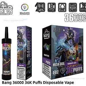 Bang 使い捨て電子タバコ キットの小売ディスプレイ。上部が黒い円筒形のデバイス、それにマッチする小売スリーブ、グレープ アイスとラベルが貼られた紫色のブドウと氷のファンタジーアートワークが入った大きな箱、36,000 パフ、さらにメッシュ コイル、850mAh バッテリー、40mL のリキッド、USB-C 充電、ニコチン警告ラベルのアイコンが表示されます。.
