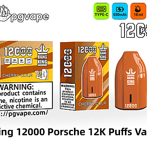 オレンジがかった茶色の製品ディスプレイには、Bang King ブランドの箱入りパッケージと、12,000 パフとチェリーコーラフレーバーをマークした対応するポッド型の使い捨て VAPE デバイスが表示され、Type-C、550mAh バッテリー、18ml のリキッド、1.2Ω メッシュ コイルのアイコン、PGVape のロゴ、目立つニコチン警告ラベルが表示されています。.