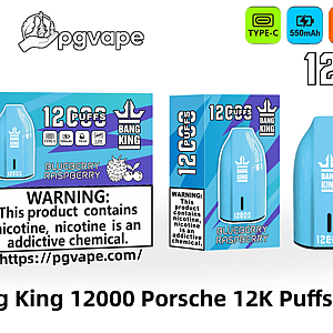 ライトブルーの Bang King 12000 'Porsche' 使い捨て電子タバコと、それに合わせた Blueberry Raspberry のパッケージには、「12K パフ」、Type-C のアイコン、550mAh バッテリー、18ml のリキッドと 1.2Ω メッシュ コイル、そして目立つニコチン中毒の警告ラベルが表示されています。.