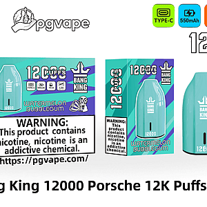 製品パッケージとターコイズ色の使い捨て Bang King 'Porsche' vape デバイスには、スイカ バブルガム風味の 12,000 パフ分、Type-C 充電のアイコン、550mAh バッテリー、18ml リキッドと 1.2Ω メッシュ コイル、および大きなニコチン警告ラベルが大きくラベル付けされています。.
