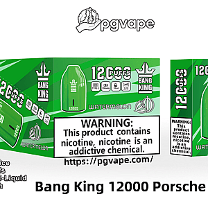 Green Bang King 使い捨て電子タバコとそれに対応するパッケージには、スイカ風味のグラフィック、ブランド ロゴ、仕様アイコン (Type-C、550 mAh バッテリー、容量 18 ml、1.2Ω メッシュ コイル) と目立つニコチン中毒の警告が記載された 12,000 パフのラベルが貼られています。.