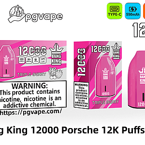 パッケージとピンクの使い捨てBang King「ポルシェ」ベイプデバイスには12,000パフのラベルが貼られており、ボックスとデバイスには「トリプルベリー」フレーバー、目立つニコチン警告ラベル、Type-C充電、550mAhバッテリー、18mlのリキッド容量、1.2Ωメッシュコイルを示すアイコンが表示されています。.