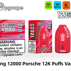 Red Bang King 'Porsche' 使い捨て電子タバコとそれに対応する小売ボックスには 12,000 パフとストロベリー スイカのラベルが貼られ、Type-C、550mAh、18ml、1.2Ω のメッシュ コイル アイコンと大きなニコチン中毒の警告が表示されています。.