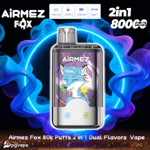 Metallisk Airmez Fox 2-i-1 engångsvape-enhet som visas framifrån med en färgglad tecknad rävetikett och liten digital display, inställd mot virvlande blå och lila rök och en neonring, med ikoner för mesh-spole, dubbla 15 ml e-vätskor, 650mAh batteri och Type-C-laddning och texten '2in puffs.