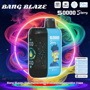 Immagine promozionale di un vaporizzatore usa e getta Bang Blaze 50K caratterizzato da un dispositivo nero e blu con una scimmia cartoon etichettata Blueberry Ice e '50000 Starry', incentrato su uno sfondo cosmico vorticoso arcobaleno al neon con icone di ricarica e modalità.