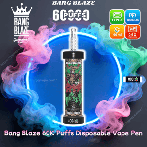 Penna per vaporizzatore usa e getta Bang Blaze 60K Puffs con grafica 'Doppia Mela' a tema teschio centrata all'interno di un anello al neon circondato da vapore rosa, blu e verde, con marchio della corona e icone che indicano la ricarica di tipo C, 1000 mAh, capacità di 40 ml e bobina a rete da 0,6 Ω.