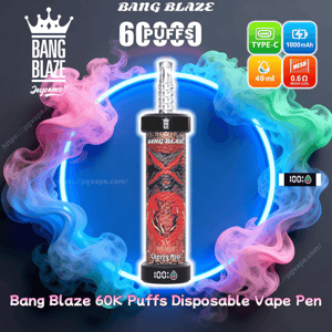 Immagine pubblicitaria di una penna per vaporizzatore usa e getta Bang Blaze con un bocchino metallico e grafica diavolo rosso/ciliegia etichettata Cherry Mint, incastonata in un cerchio blu neon con vapore rosa, verde e blu vorticoso e icone che indicano sbuffi da 60.000, tipo C, 1.000 mAh, e-liquid da 40 ml e bobina a rete da 0,6 Ω.