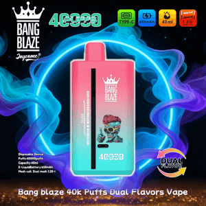 Rektangulär gradient rosa-till-krickfärgad engångsvape centrerad på en svart bakgrund med blå och lila rökringar, med en krona 'Bang Blaze'-logotyp, en dödskalleillustration, '40k puffs' och 'dual flavor'-märken och små ikoner som indikerar Type-C-laddning, 650 mAh-batteri och 400 mAh-batteri, mesh-spole.