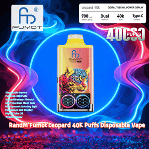 Dispositivo di vaporizzazione usa e getta RandM Fumot Leopard 40K con grafica leopardata colorata, doppi display digitali circolari vicino alla base e uno sfondo vorticoso blu e rosa al neon con marchio di sbuffi 40k.