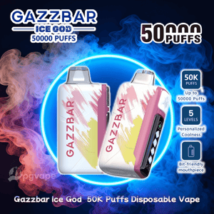 Två rosa och vita Gazzbar Ice God engångsvapor med abstrakta pastellfärgade penseldragsmönster som visas mot ett neonblått cirkulärt sken och virvlande röd och blå rök, med omgivande text som ropar ut 50K puffar, fem nivåer av personlig coolhet och ett lite vänligt munstycke.