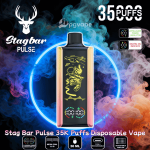 Anuncio de vaporizador desechable Stag Bar Pulse que presenta un dispositivo rectangular metálico central con una pantalla negra que muestra un gráfico de astronauta amarillo e indicadores digitales, ubicado dentro de un anillo azul neón en medio de un remolino de humo azul y naranja, con texto que dice 35,000 inhalaciones e íconos para indicador de energía inteligente, indicador de aceite digital, capacidad de 30 ml, bobina de malla y carga tipo C.