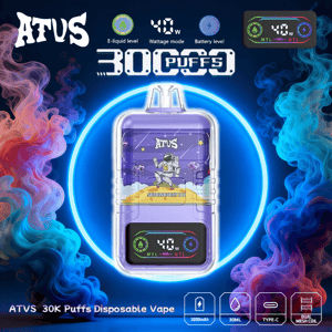 Paars ATUS wegwerpvape-apparaat met astronaut 'Strawberry Ice'-artwork en een digitaal 40W-display gecentreerd in een blauwe neonring, omgeven door kleurrijke rook- en productpictogrammen die 30K-trekjes, 1000mAh-batterij, 30ml e-vloeistof, Type-C-opladen en dubbele mesh-spoel aangeven.