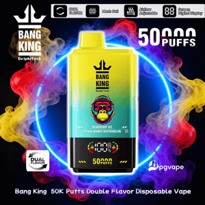 Dispositif de vape jetable à dégradé jaune vif à bleu sarcelle étiqueté BANG KING centré sur un fond noir avec un anneau de néon brillant et une vapeur tourbillonnante colorée, affichant 50 000 bouffées, les noms de saveur Blueberry Ice et Peach Mango Watermelon, et des icônes pour la double saveur, une bobine en maille, un débit d'air réglable et un écran numérique.