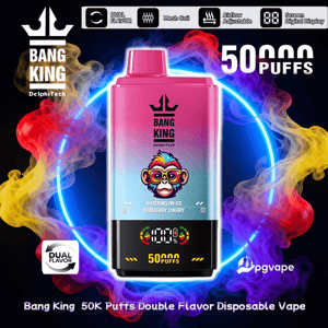 Image promotionnelle d'un vape jetable Bang King dégradé rose à bleu avec logo couronne, étiqueté 50 000 bouffées et double saveur (Watermelon Ice / Blueberry Cherry), montrant un affichage numérique et des icônes pour la bobine en maille et le débit d'air réglable, sur fond de fumée multicolore tourbillonnante et un anneau de néon brillant.