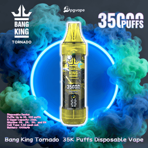 Das Einweg-Vape-Gerät 'Yellow Bang King Tornado' mit der Aufschrift 'Energy' ist über einem leuchtend blauen Kreis zentriert und von wirbelndem blaugrünem und blauem Dampf umgeben. Rundherum sind Markenlogos, der große Text „35.000 Züge“ und kleine Produktspezifikationen sichtbar