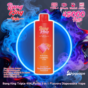 Centrant un vape jetable Bang King Triple rouge-orange étiqueté ' Winter is Coming Stark ', la publicité montre l'appareil à l'intérieur d'un cercle bleu brillant entouré de fumée bleue et violette, avec un texte indiquant 45 000 bouffées, une charge de type C, une batterie de 650 mAh et trois saveurs d'e-liquide de 15 ml.