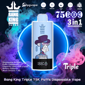Publicité pour le vape jetable Bang King Triple montrant un appareil bleu clair avec un singe de dessin animé dans un chapeau haut de forme violet et la marque ' Nano Kino ', sur un anneau bleu néon et une vapeur bleu violet, avec un texte mettant en évidence 75 000 bouffées, des saveurs 3 en 1 et les spécifications du produit.