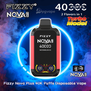 Vaporizador desechable Fizzy Nova Plus rectangular con paneles laterales rojos y una pantalla digital, centrado contra un remolino de humo azul y violeta y un anillo de neón, con texto que anuncia 40,000 inhalaciones, "2 sabores en 1", modelo Turbo y sabor a hielo de sandía.