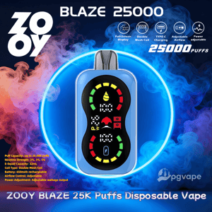 Ljus reklam med en blå ZOOY Blaze 25000 engångsvape med en central färgstark display på helskärm, glödande blå ring och röd/blå ångbakgrund, ikoner för helskärmsdisplay, dubbel mesh-spole, Type-C-laddning, justerbart luftflöde och kraft, och text som markerar 25 000 bloss.