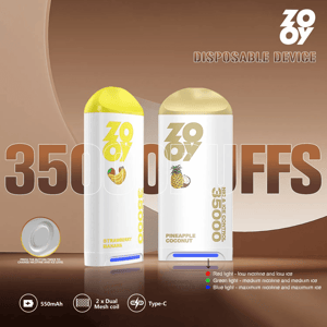 Dwa białe jednorazowe urządzenia vape ZOOY z żółto-złotymi nakrętkami, oznaczone Truskawkowy Banan i Ananasowy Kokos, ustawione na brązowym gradientowym tle z dużym tekstem “35000 PUFFS”, logo marki i małymi ikonami przedstawiającymi baterię 550 mAh, podwójną cewkę siatkową, ładowanie typu C i czerwoną/zieloną/niebieską legendę nikotyny/poziomu lodu LED.