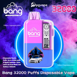デジタル ディスプレイを備えたピンクとブルーの Bang 使い捨て電子タバコ デバイスと、紫と青の蒸気に囲まれた車のフード付きフィギュアのグラフィックを示した広告。目立つ「32000 パフ」のブランドと製品仕様、ウェブサイトのテキストが表示されます。.