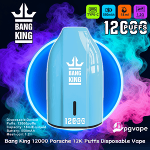 Appareil de vape jetable Bang King bleu clair avec logo couronne blanche centré sur un fond circulaire bleu néon et fumée violette/bleu sarcelle, étiqueté 12 000 bouffées avec des icônes indiquant la charge de type C, une batterie de 550 mAh, un e-liquide de 18 ml et une bobine de maille de 1,2 Ω.