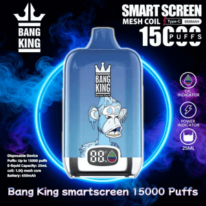 Appareil de vape jetable Blue Bang King avec un logo de singe de dessin animé et un petit écran indicateur numérique de batterie et d'huile, centré sur un fond fumé bleu néon et entouré de texte et d'icônes répertoriant l'écran intelligent, la bobine maillée, le type C, 650 mAh et 15 000 bouffées plus des indicateurs d'huile, de puissance et de 25 ml.