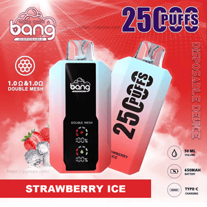ピンクと白の Bang 使い捨て電子タバコ デバイス 2 台には、「25 Puffs」というラベルが付いており、黒い前面ディスプレイ、イチゴと氷のイメージ、「Strawberry Ice」と書かれた赤いバナー、さらに 30 mL の容量、650 mAh のバッテリー、Type-C 充電を示すアイコンが付いています。.