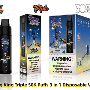 Dispositif de vape jetable Black Bang King Triple avec un graphisme de fusée bleue et le marquage ' 50K ' affiché à côté d'une boîte de vente au détail mince et d'une boîte de présentation plus grande comportant la même illustration d'espace/fusée, les logos ' Triple ' et ' Bang King ' et des étiquettes d'avertissement de nicotine bien visibles.